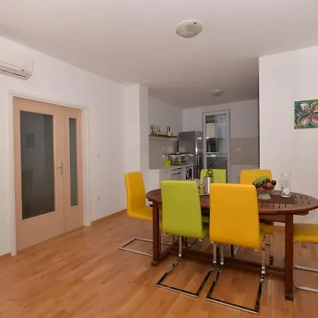 Sunny Holidays - 2 Bedrooms Apartment *